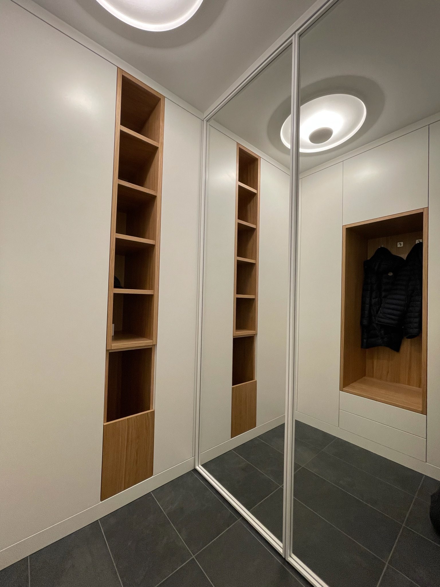 Garderobe nach Maß mit offenen Fächern