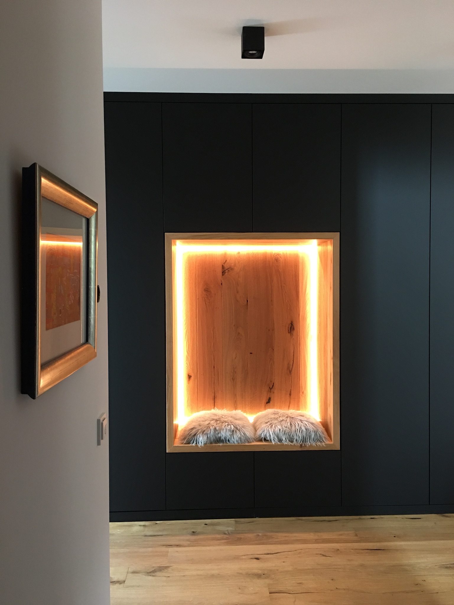 Einbauschrank mit Sitznische in Eiche Massivholz, hinterleuchtet