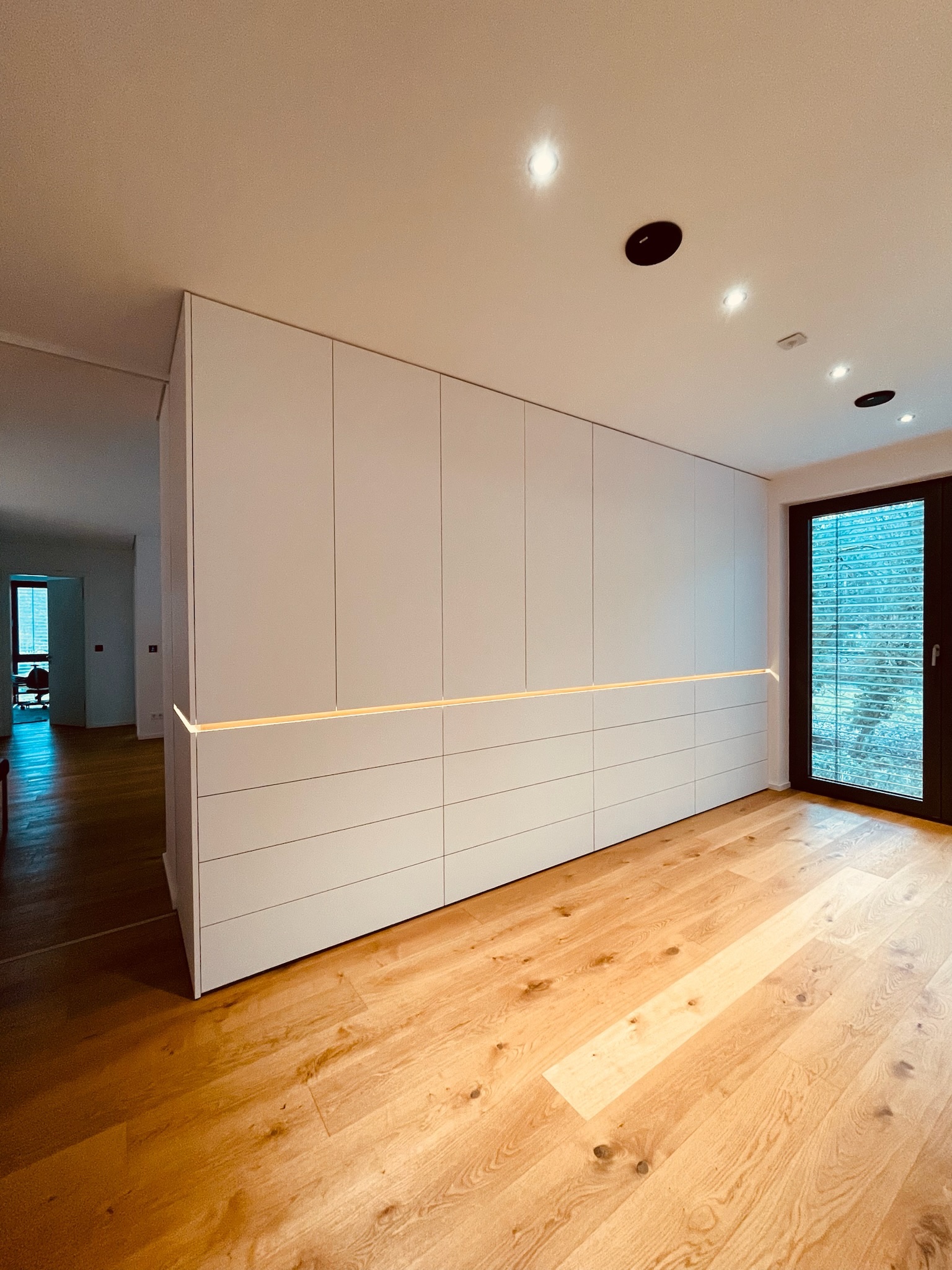 Einbauschrank — Ankleide, mit LED-beleuchteter Griffleiste
