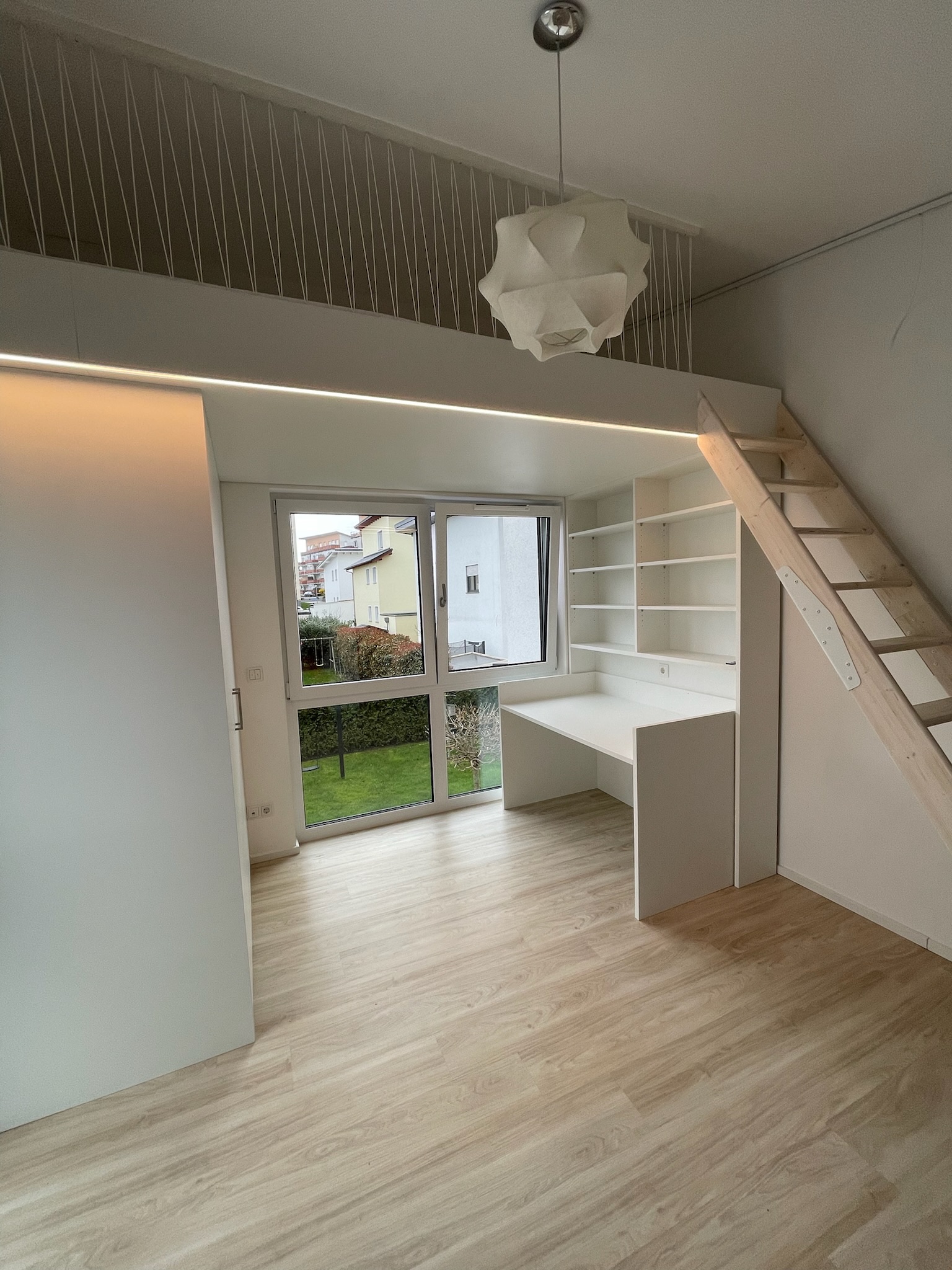 Hochebene mit integriertem Schrank und Schreibtisch