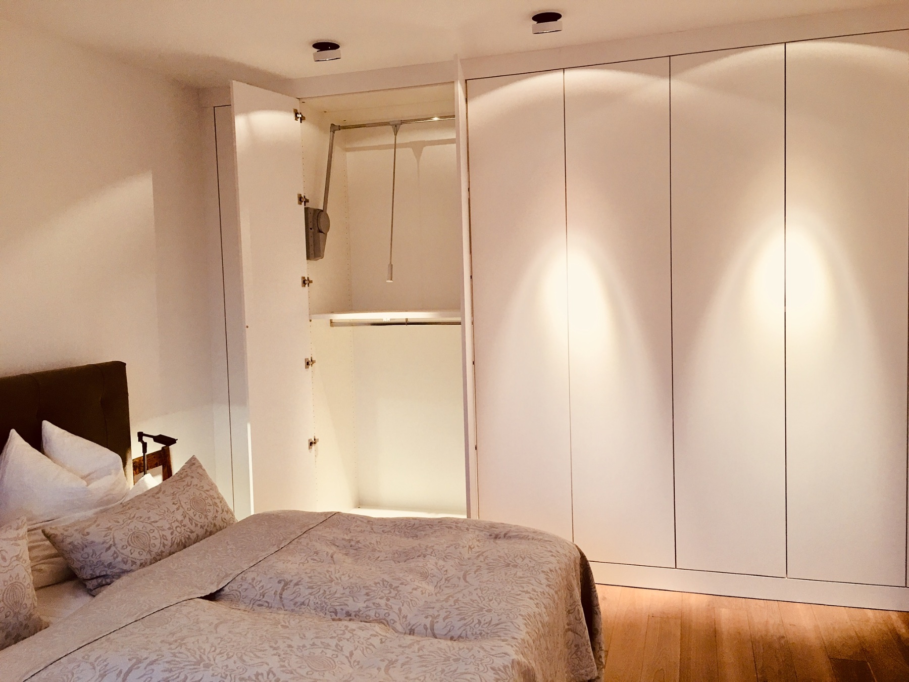 Einbaukleiderschrank mit Kleiderlift und LED-Akzenten