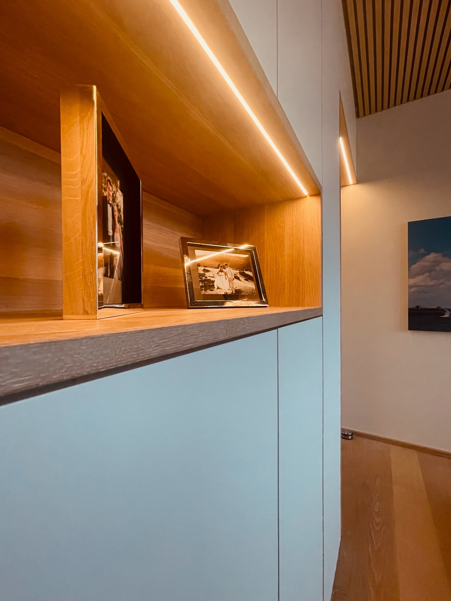Schrankdetail — Eiche Cube mit LED-Beleuchtung