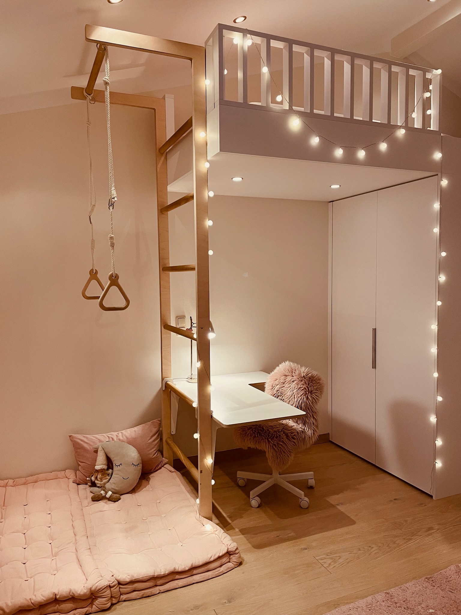 Kinderbett mit Klettergerüst und Schreibtisch