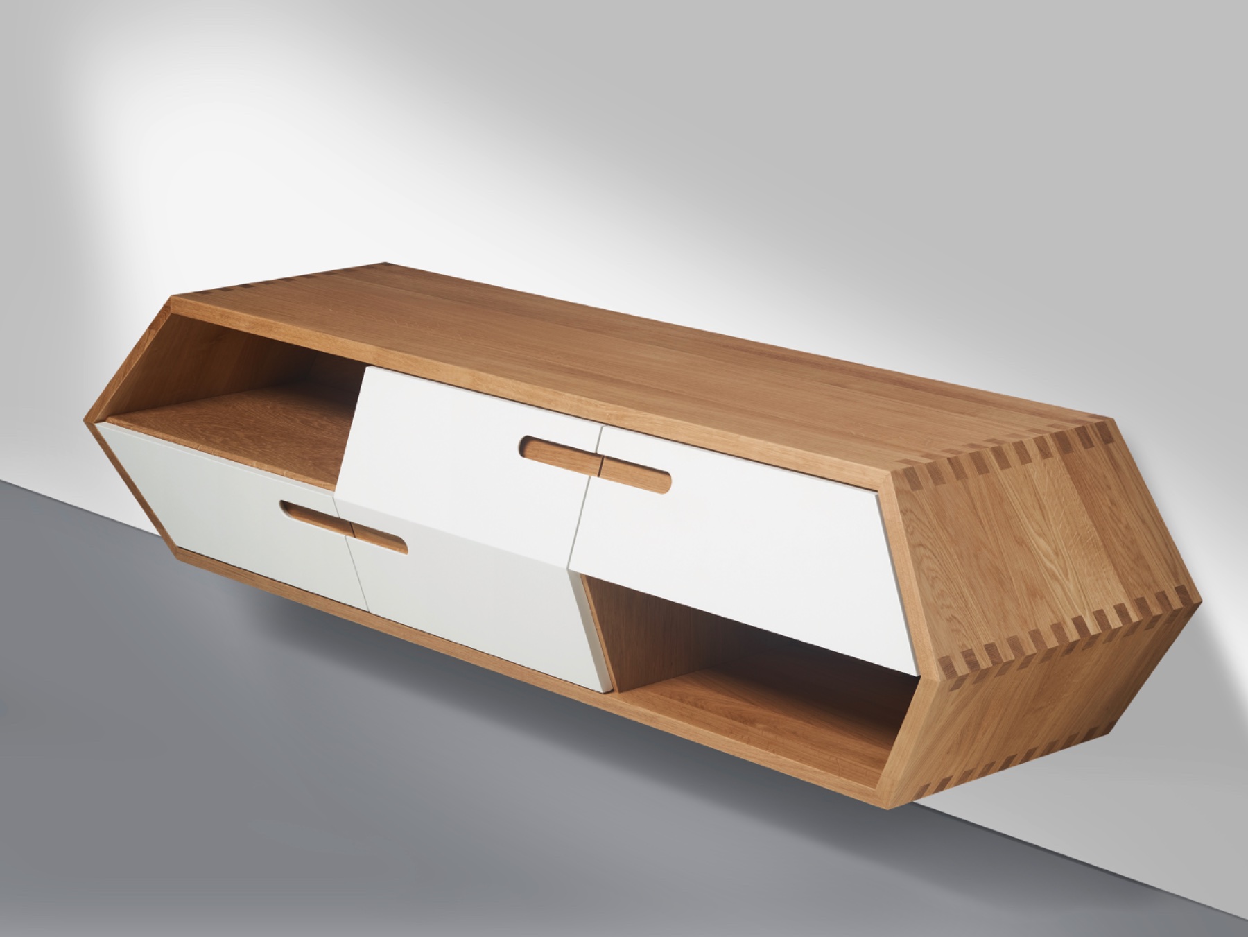 TV-Board, in sechseckiger Form, mit klassischen Fingerzinken — Gesellenstück Jan Frömling