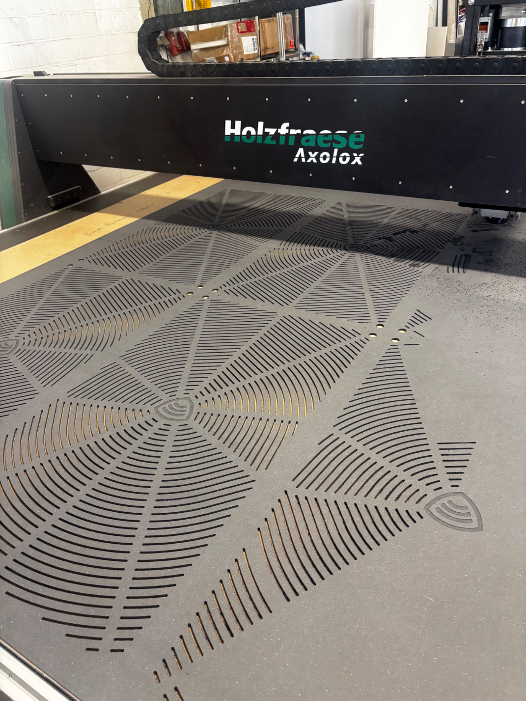 Bessler Axolox 3021 in der Werkhalle beim Fräsen einer Vollformatplatte